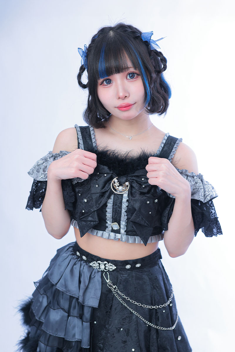 オリジナル制服を着たキャスト